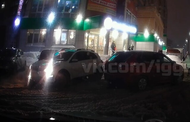 Два автомобиля столкнулись на парковке возле магазина в Ижевске