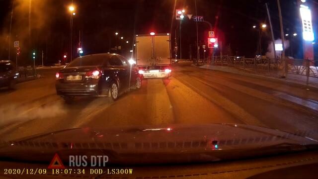 Chevrolet Cruze остался без бампера в Екатеринбурге