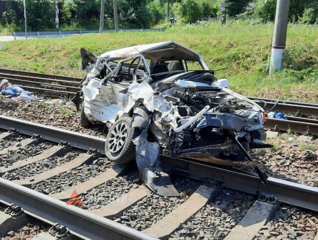 Трое мужчин погибли в ДТП с поездом в Ленобласти 
