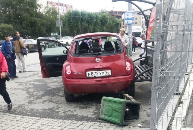 В Екатеринбурге женщина на «Ниссане» перепутала педали и врезалась в остановку с людьми 