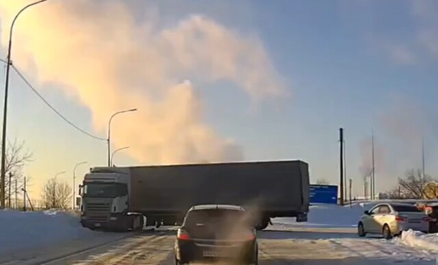 Фуру выбросило из колеи и сложило на шоссе под Нижним Новгородом