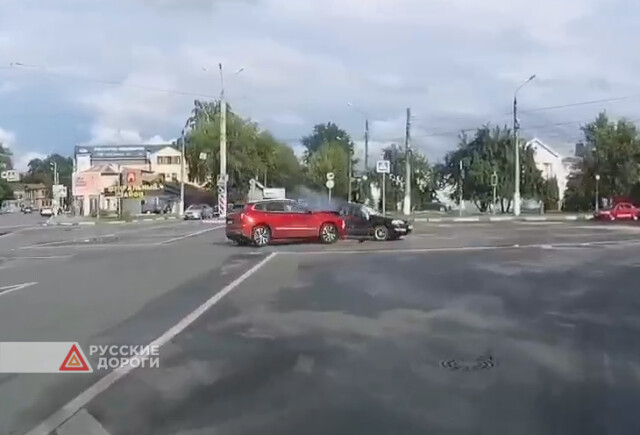 Жесткое столкновение на перекрестке в Твери