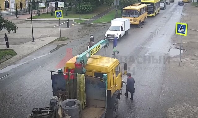 «Шагнула под КАМАЗ»: в Ярославле пенсионерка чудом выжила после наезда грузовика 