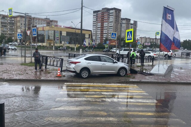 Занесло на повороте: в Магнитогорске автомобиль вылетел с дороги и сбил пешеходов 