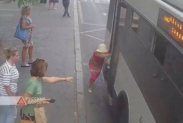 В Волгограде женщина едва не погибла под колесами троллейбуса