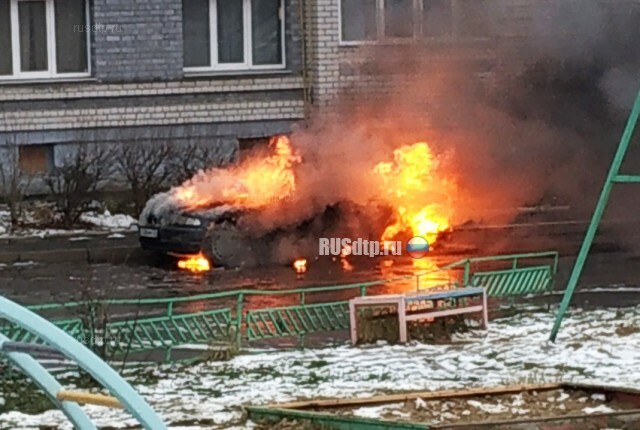 Во Владимире пьяный водитель едва не сгорел в своей машине. ВИДЕО 