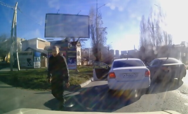 Водитель без ОСАГО устроил ДТП на перекрестке в Ростове-на-Дону