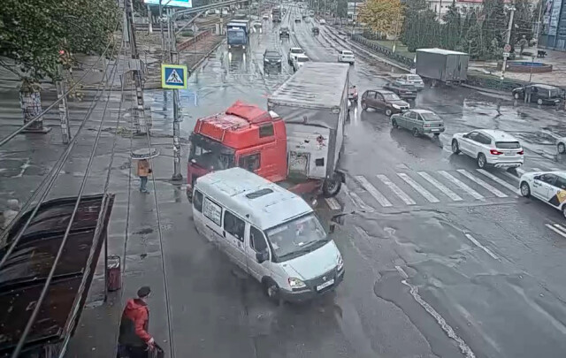 Фура врезалась в маршрутку на проспекте Героев Сталинграда в Волгограде