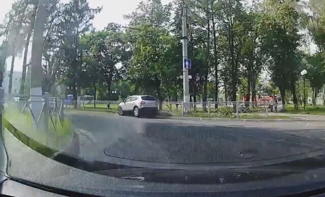 Во Владимире неадекватный водитель чудил на дороге и въехал в ограждение