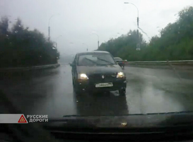 Renault Logan и ВАЗ-2115 не поделили дорогу в Мурманске