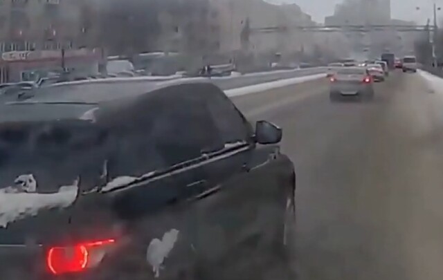 В Воронеже водитель поворачивал направо с левой полосы и устроил ДТП 