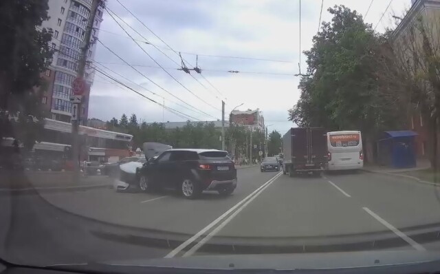 Жесткое ДТП в Кирове: на улице Московской столкнулись Range Rover и Lada Vesta 