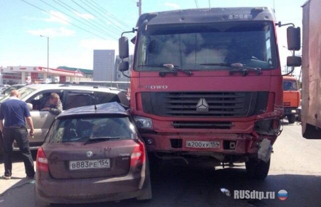 ДТП на перекрестке Песочной — Владимировской в Новосибирске 