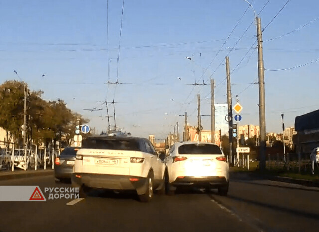 Range Rover и Lexus не поделили полосу в Санкт-Петербурге на Ленинском проспекте