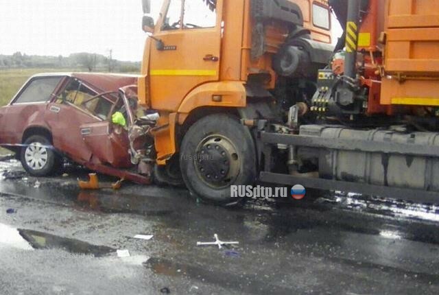 Водитель и пассажирка ВАЗа погибли под встречным КАМАЗом в Курской области 