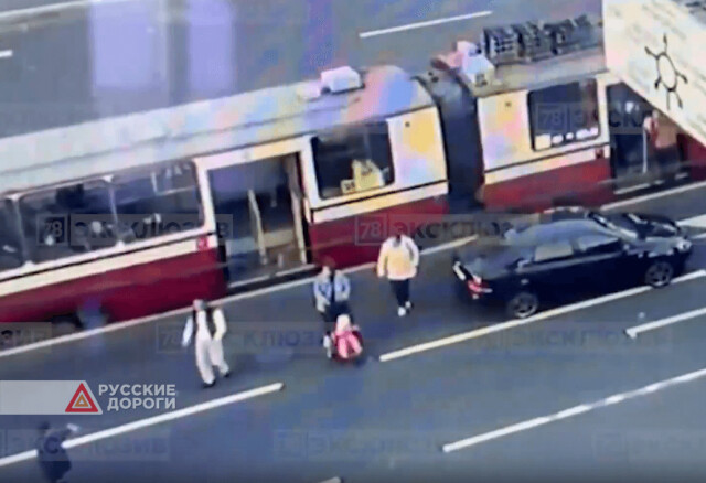 В Петербурге водитель не пропустил женщину с коляской и начал угрожать пистолетом