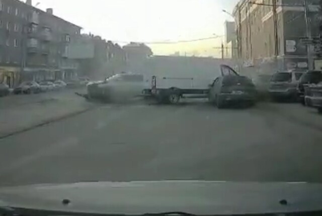 В Новосибирске кроссовер вылетел на встречную полосу и подбил две машины
