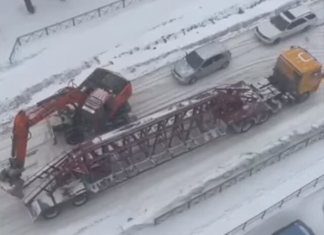 В Новосибирске водитель экскаватора помог грузовику тронуться с места на скользкой дороге 