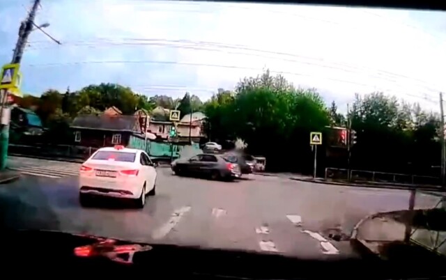 «Летел на красный»: видеорегистратор запечатлел момент жесткого ДТП в Пензе
