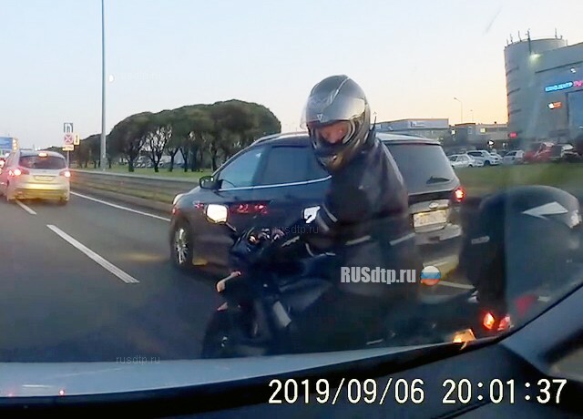 Мотоциклист разбил зеркало и уехал (с)