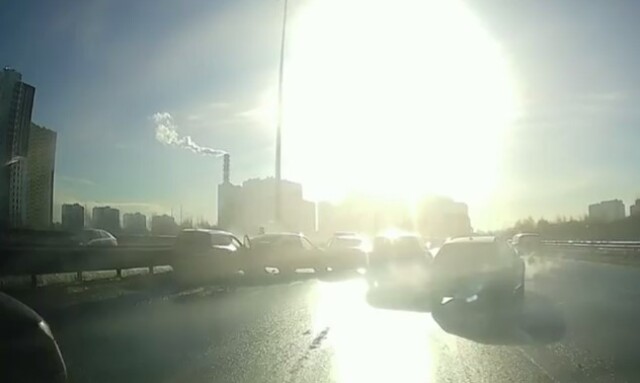 Несколько автомобилей столкнулись в левой полосе на КАД 