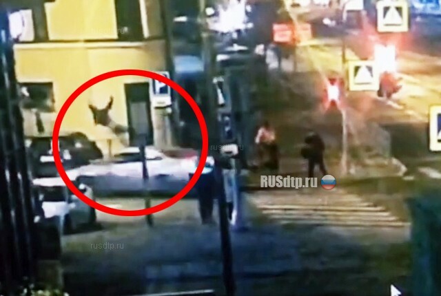Автомобиль сбил пешехода на улице Барочной в Санкт-Петербурге. ВИДЕО