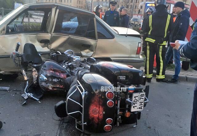 В Петербурге мотоциклист погиб в ДТП на глазах у супруги 