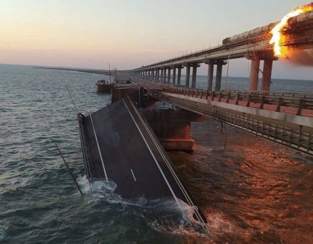 Кадры взрыва автомобиля на Крымском мосту. Обрушились два пролета 