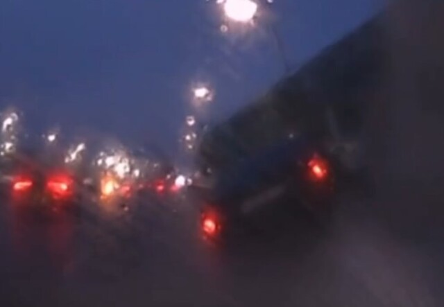 ДТП на СВХ в Москве: легковой автомобиль наехал на ограждение