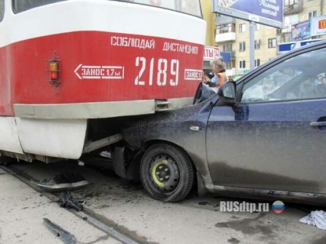 В Самаре «Hyundai» врезался в трамвай 