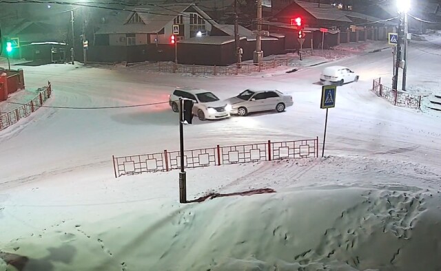 Два автомобиля столкнулись на перекрестке в Усть-Куте