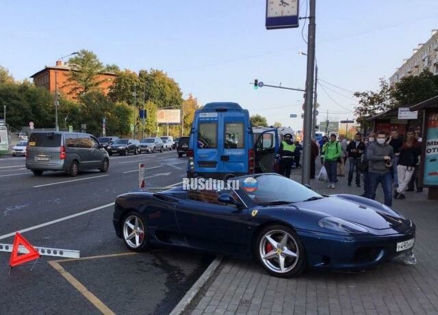 В Москве Ferrari врезался в маршрутку. ВИДЕО 