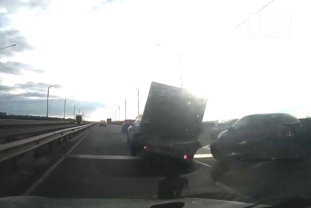 В Кирове внедорожник с прицепом столкнулся со стоящим у края дороги автомобилем 