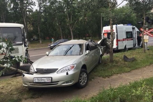 В Красноярске пьяный водитель на «Тойоте» врезался в автобус 