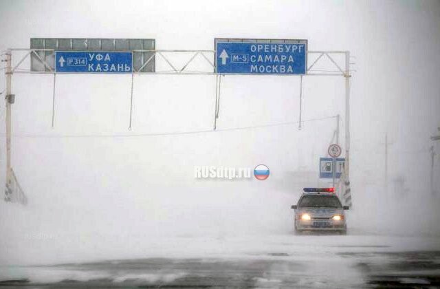 Десятки автомобилей оказались в снежном плену в Оренбургской области 