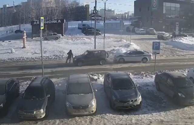 Патрульная машина ДПС попала в ДТП в Омске