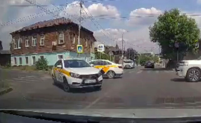 Два таксиста не поделили дорогу на перекрестке в Серпухове