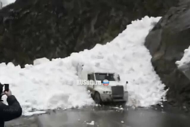 В Дагестане сошедшая с гор лавина накрыла фуру. ВИДЕО 