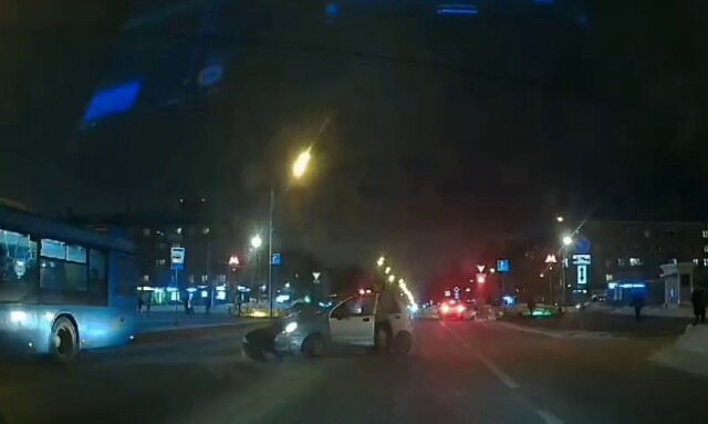 В Москве водитель легкового автомобиля при повороте налево сбил пешехода 