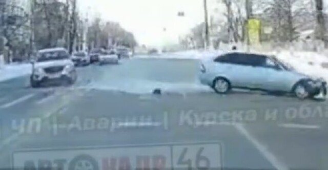 В Курске водитель кроссовера выезжал со второстепенной и подбил «Ладу»