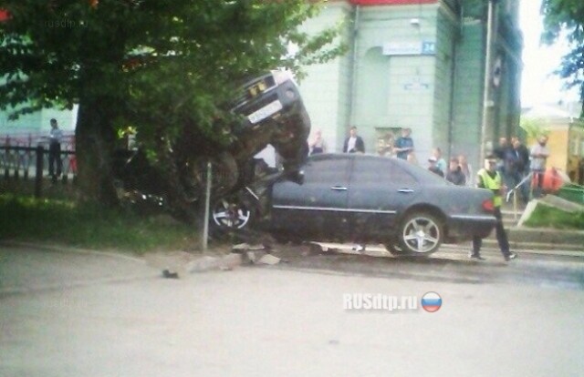 В Екатеринбурге столкнулись Mercedes и Derways 