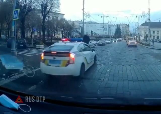 В Черновцах полицейские сбили женщину на пешеходном переходе