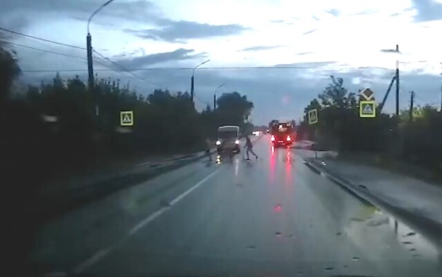 В Казани пьяный водитель фургона сбил троих подростков 