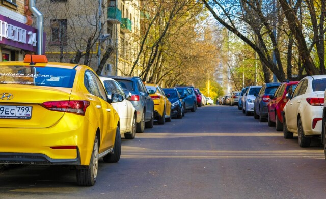 Таксистам хотят запретить парковаться во дворах жилых домов 