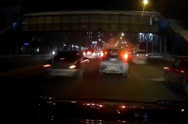 В Новосибирске пьяный водитель врезался в стоящие в пробке автомобили