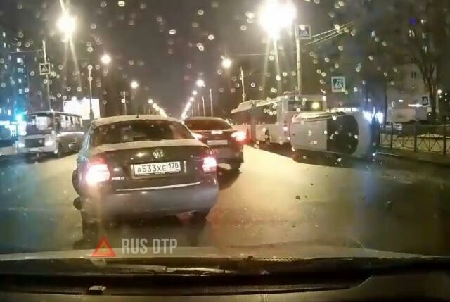 Автомобиль перевернулся в результате ДТП в Петербурге