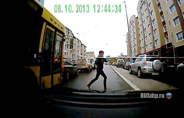 Из-за автобуса внезапно 