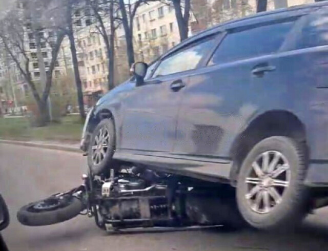 Минивэн наехал на мотоцикл на Челюскинцев в Екатеринбурге 