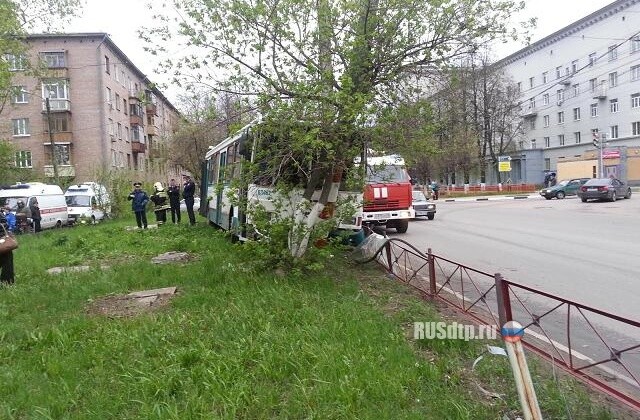 В Нижнем Новгороде автобус врезался в столб. Пострадали 10 человек 