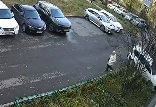 Момент ДТП в Ангарске: «Водитель припарковался в стену дома и пошёл на обед»